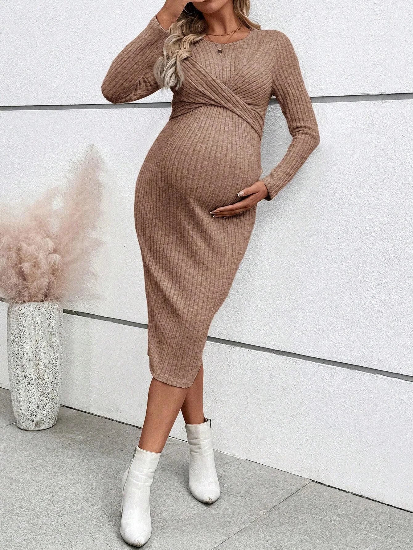 Robe de maternité automne hiver : Élégance, confort et style pour les futures mamans